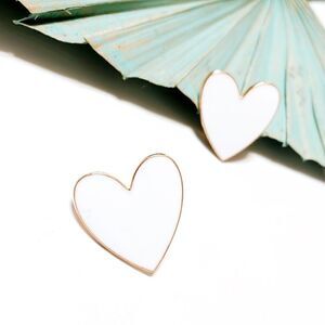 Heart earrings in white